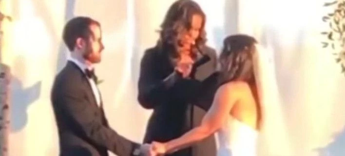 Η Μισέλ Ομπάμα έχει… ξεφύγει: Σε ρόλο ιερέα, με ράσο, πάντρεψε ζευγάρι (βίντεο)